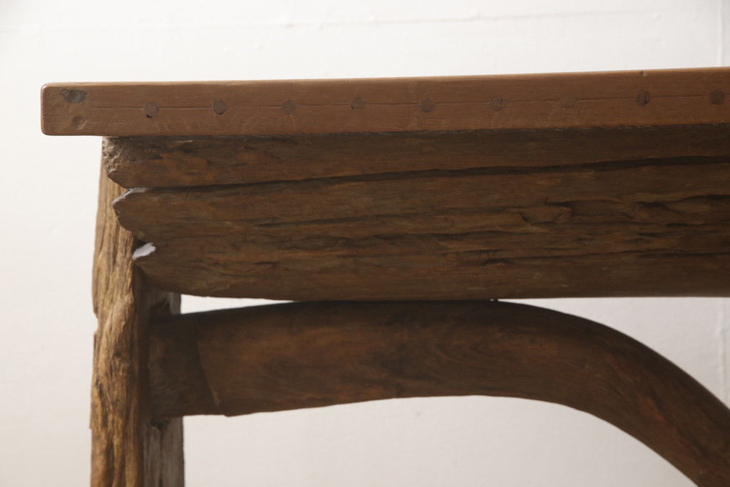 中古　海外輸入家具　大胆に使われた古木が目を惹くテーブル(古材テーブル、流木テーブル、机)(R-051792)