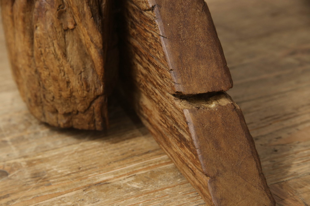 中古　海外輸入家具　大胆に使われた古木が目を惹くテーブル(古材テーブル、流木テーブル、机)(R-051792)
