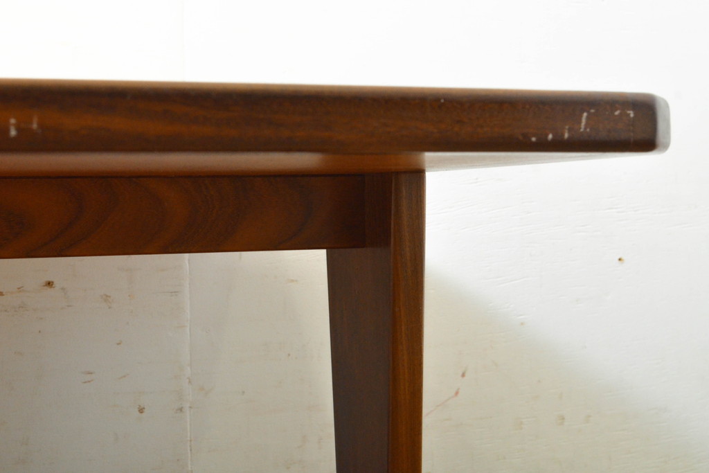 イギリスビンテージ　北欧ヴィンテージ　G-PLAN(ジープラン)　チーク材　タイルトップ　花模様が可愛いらしいローテーブル(センターテーブル、リビングテーブル)(R-063331)