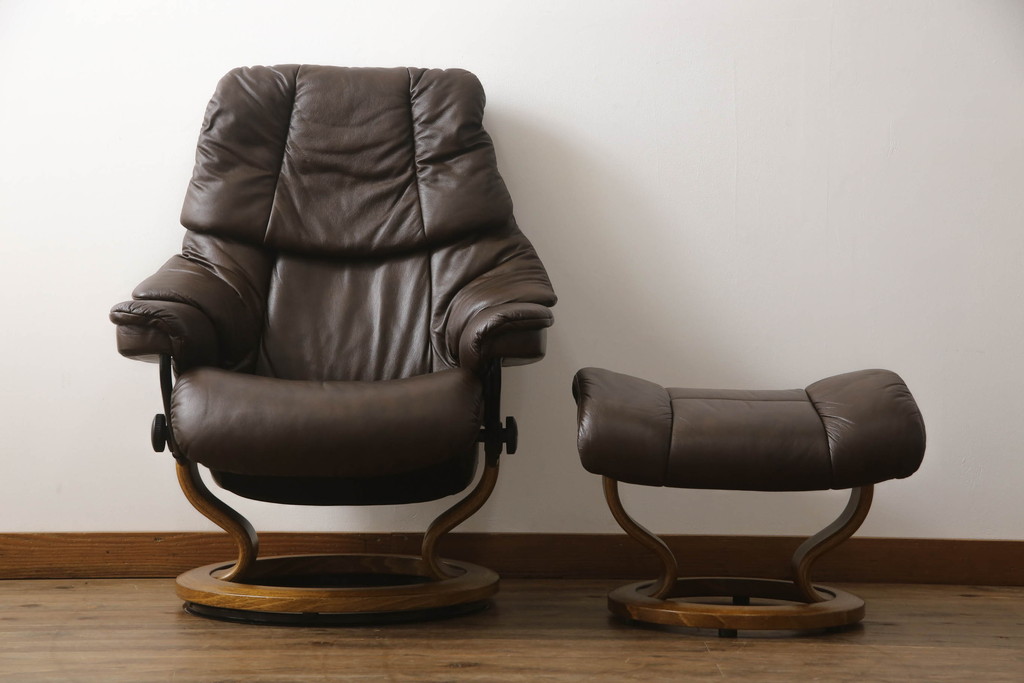 中古　美品　EKORNES(エコーネス)　本革(レザー)　オットマン付き　ストレスレス レノ クラシック(M)(アームチェア、リクライニングチェア、椅子、一人掛けソファ、1Pソファ)(定価約37万9千円)(R-068550)