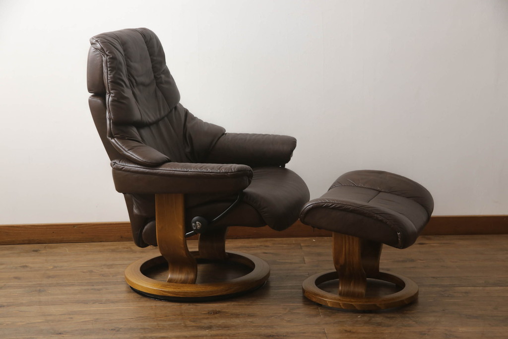 中古　美品　EKORNES(エコーネス)　本革(レザー)　オットマン付き　ストレスレス レノ クラシック(M)(アームチェア、リクライニングチェア、椅子、一人掛けソファ、1Pソファ)(定価約37万9千円)(R-068550)