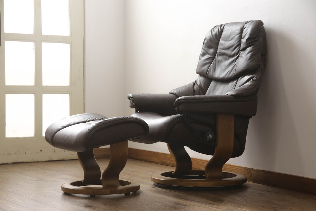 中古　美品　EKORNES(エコーネス)　本革(レザー)　オットマン付き　ストレスレス レノ クラシック(M)(アームチェア、リクライニングチェア、椅子、一人掛けソファ、1Pソファ)(定価約37万9千円)(R-068550)