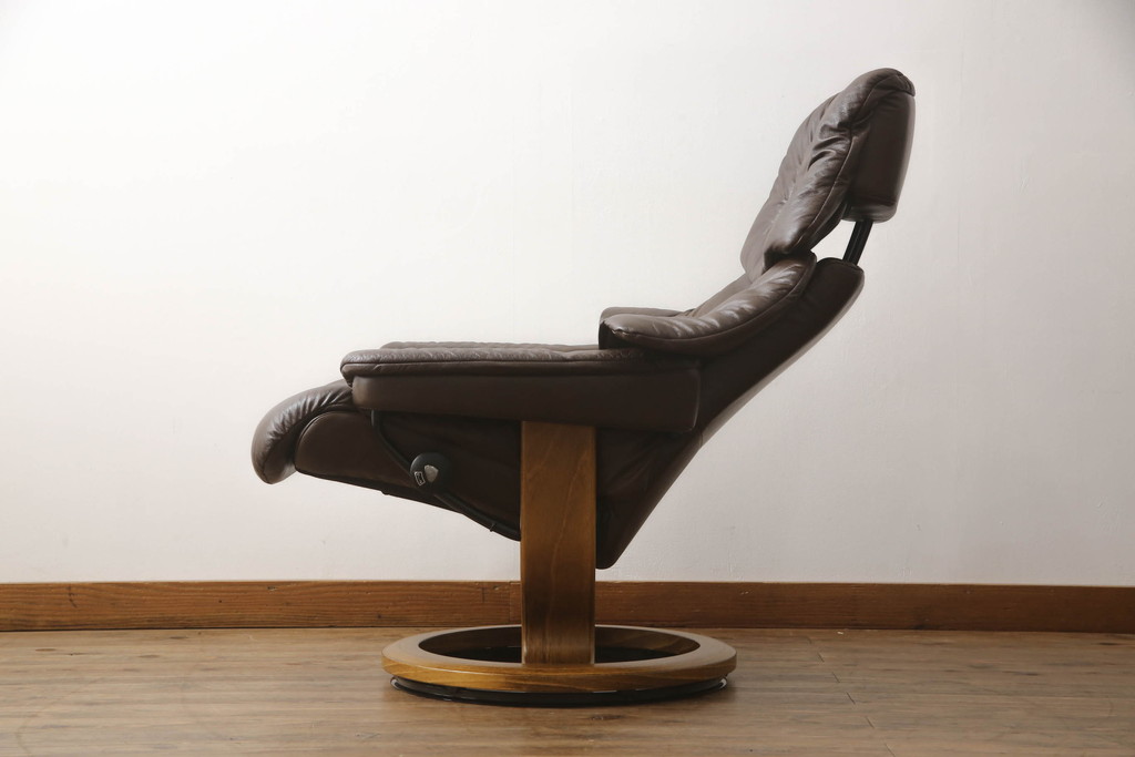 中古　美品　EKORNES(エコーネス)　本革(レザー)　オットマン付き　ストレスレス レノ クラシック(M)(アームチェア、リクライニングチェア、椅子、一人掛けソファ、1Pソファ)(定価約37万9千円)(R-068550)