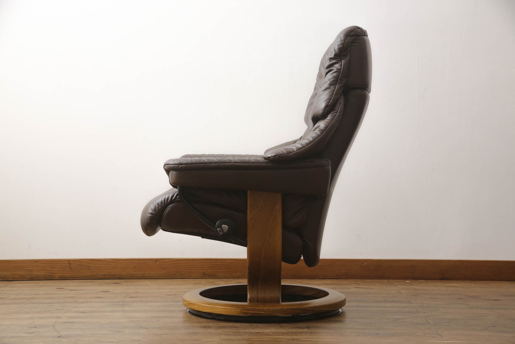 中古　美品　EKORNES(エコーネス)　本革(レザー)　オットマン付き　ストレスレス レノ クラシック(M)(アームチェア、リクライニングチェア、椅子、一人掛けソファ、1Pソファ)(定価約37万9千円)(R-068550)