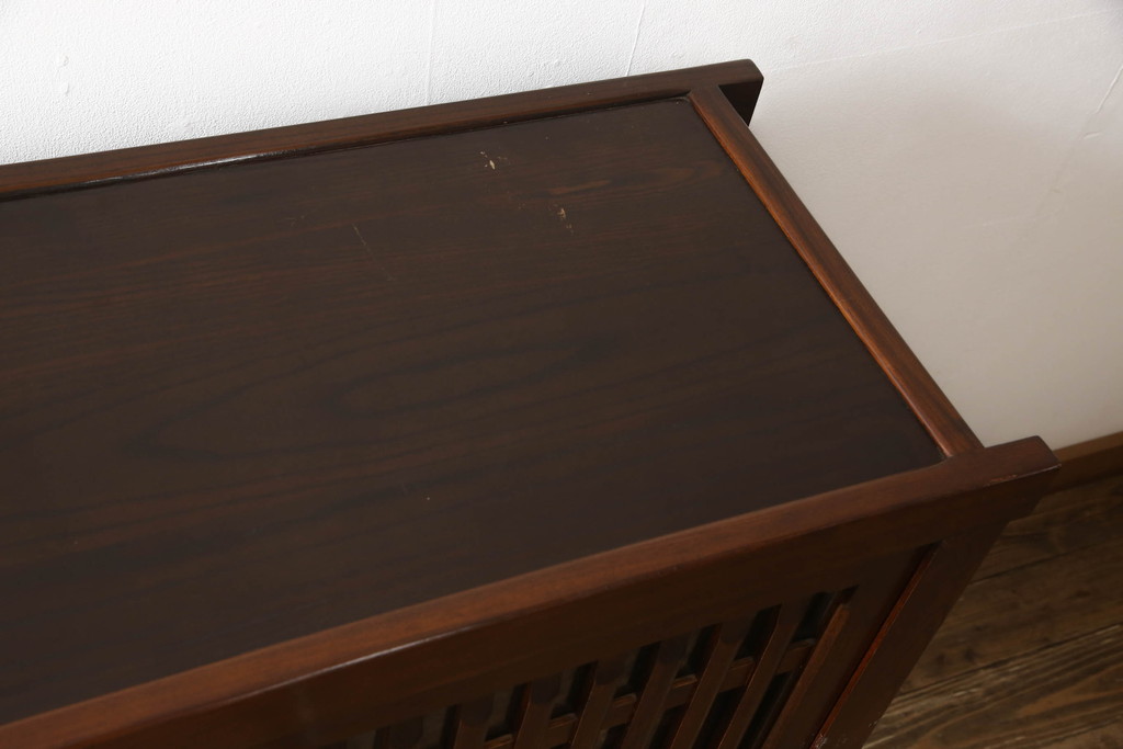中古　美品　ニレ材　和の空間に取り入れたいシックな水屋箪笥サイドボード(キャビネット、食器棚、戸棚、収納棚)(R-063868)