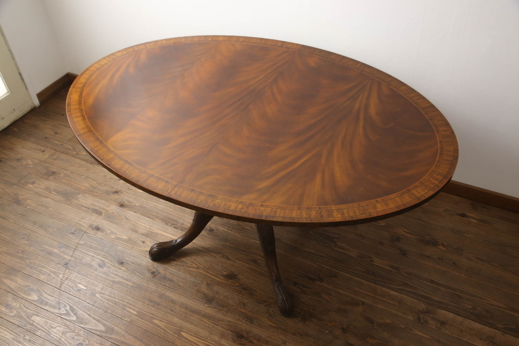 中古　美品　イギリス高級家具　MAITLAND SMITH(メートランドスミス)　天板の杢目と脚先まで凝ったつくりが目を引くダイニングテーブル(エクステンションテーブル、ラウンドテーブル、4人掛け、6人掛け)(定価約100万円)(R-060034)