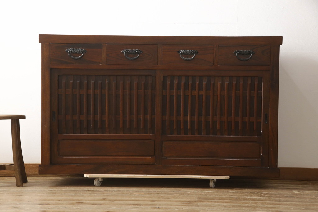 中古　美品　ニレ材　和の空間に取り入れたいシックな水屋箪笥サイドボード(キャビネット、食器棚、戸棚、収納棚)(R-063869)