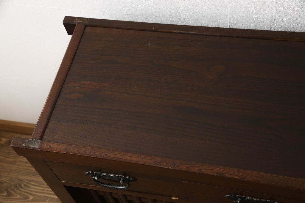 中古　美品　ニレ材　和の空間に取り入れたいシックな水屋箪笥サイドボード(キャビネット、食器棚、戸棚、収納棚)(R-063869)