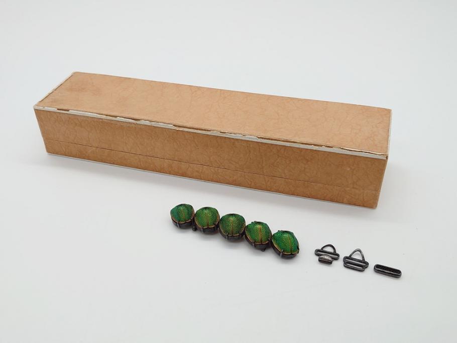 珍品　希少　セミアンティーク　三越　黄金虫(こがねむし)　5連　非常に珍しい縁起物の黄金虫が精巧にデザインされた帯留め(金属製、帯締め、着物道具、和装小物、アクセサリー、ケース付き)(R-062514)