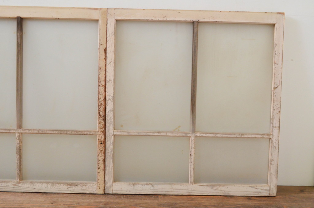 アンティーク建具　ペイント仕上げ限定　昭和レトロ　インテリアに取り入れやすいシンプルなデザインのペイントガラス窓4枚セット(引き戸、ガラス戸)(R-068437)