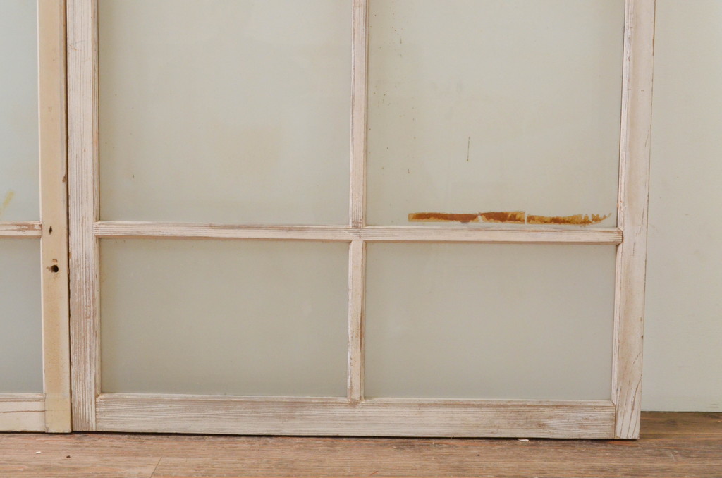 アンティーク建具　ペイント仕上げ限定　昭和レトロ　インテリアに取り入れやすいシンプルなデザインのペイントガラス窓2枚セット(引き戸、ガラス戸)(R-068440)