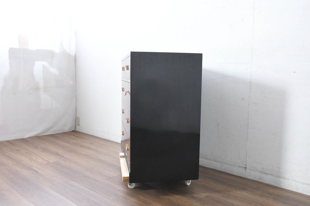 中古　美品　高級品　内部桐材　前面赤漆の「鱗(うろこ)塗り」とスタイリッシュな真鍮金具が魅力的な和モダンチェスト(桐箪笥、桐たんす、サイドチェスト、衣装箪笥、収納タンス、引き出し)(R-084507)