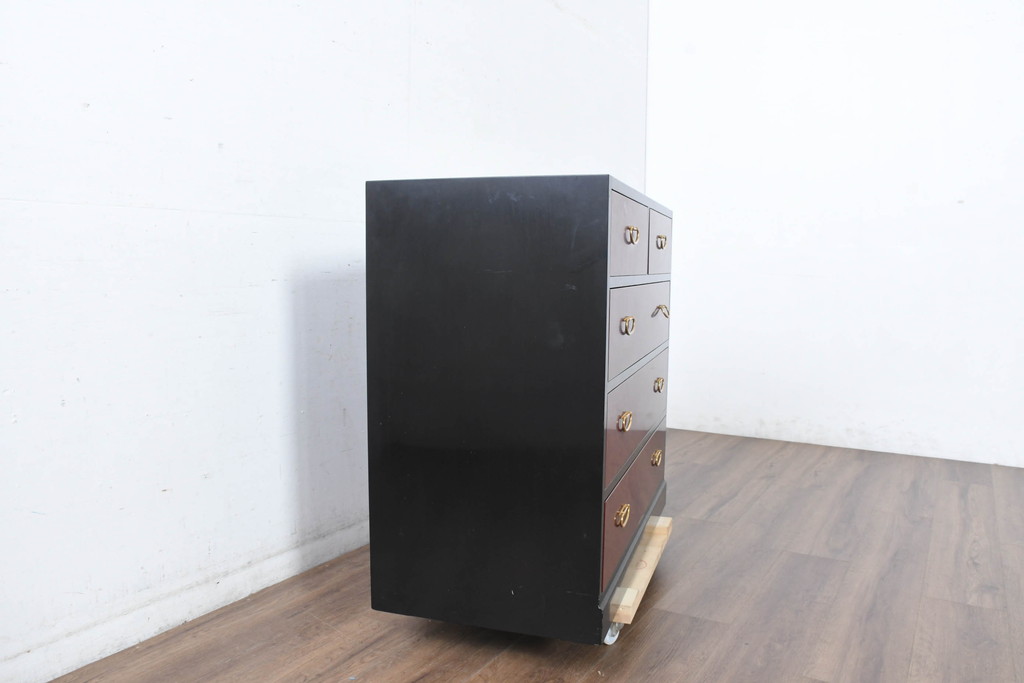 中古　美品　高級品　内部桐材　前面赤漆の「鱗(うろこ)塗り」とスタイリッシュな真鍮金具が魅力的な和モダンチェスト(桐箪笥、桐たんす、サイドチェスト、衣装箪笥、収納タンス、引き出し)(R-084507)