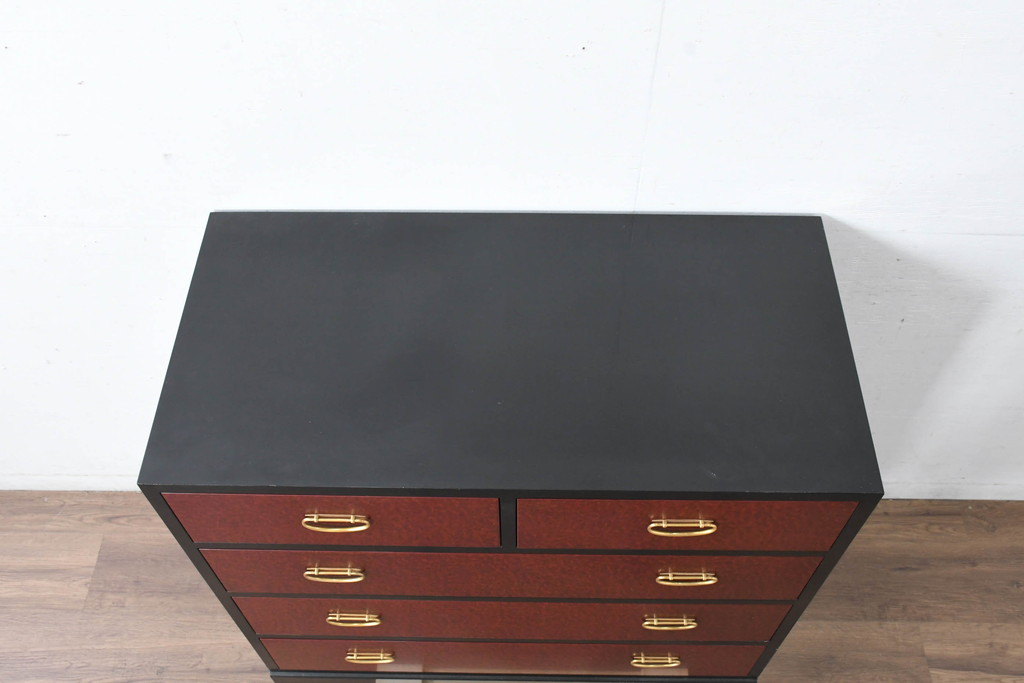 中古　美品　高級品　内部桐材　前面赤漆の「鱗(うろこ)塗り」とスタイリッシュな真鍮金具が魅力的な和モダンチェスト(桐箪笥、桐たんす、サイドチェスト、衣装箪笥、収納タンス、引き出し)(R-084507)