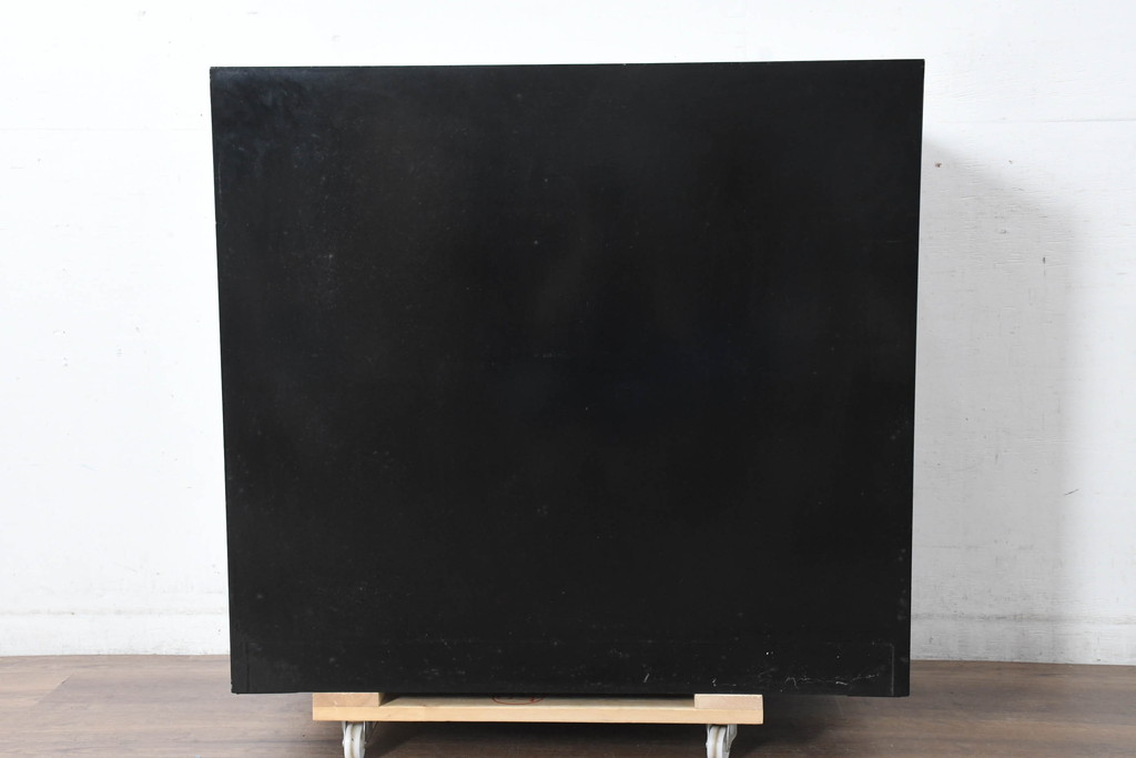 中古　美品　高級品　内部桐材　前面赤漆の「鱗(うろこ)塗り」とスタイリッシュな真鍮金具が魅力的な和モダンチェスト(桐箪笥、桐たんす、サイドチェスト、衣装箪笥、収納タンス、引き出し)(R-084507)