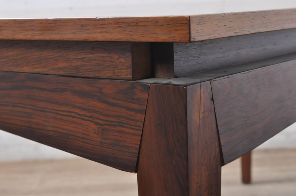 デンマークビンテージ　ローズウッド材の杢目が美しいダイニングテーブル(エクステンションテーブル、6人掛け、8人掛け、食卓、ヴィンテージ、北欧)(R-068585)