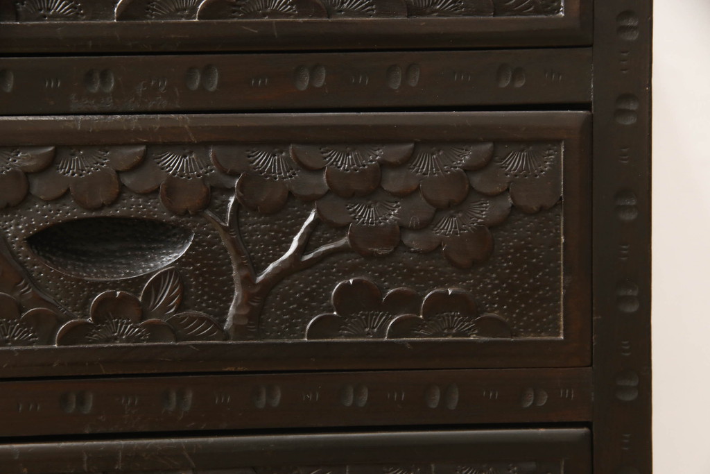 和製ビンテージ　伝統工芸　軽井沢彫り　桜の彫りが優美な小振りのチェスト(小物収納、小箪笥、収納箪笥、引き出し、ヴィンテージ)(R-061683)