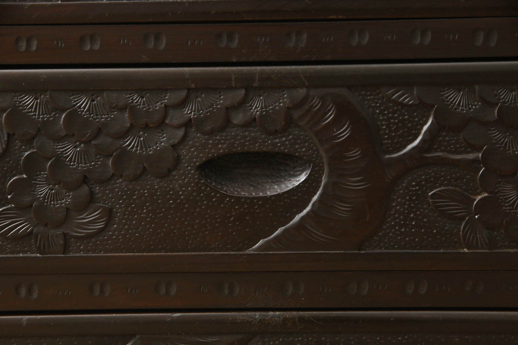 和製ビンテージ　伝統工芸　軽井沢彫り　桜の彫りが優美な小振りのチェスト(小物収納、小箪笥、収納箪笥、引き出し、ヴィンテージ)(R-061683)