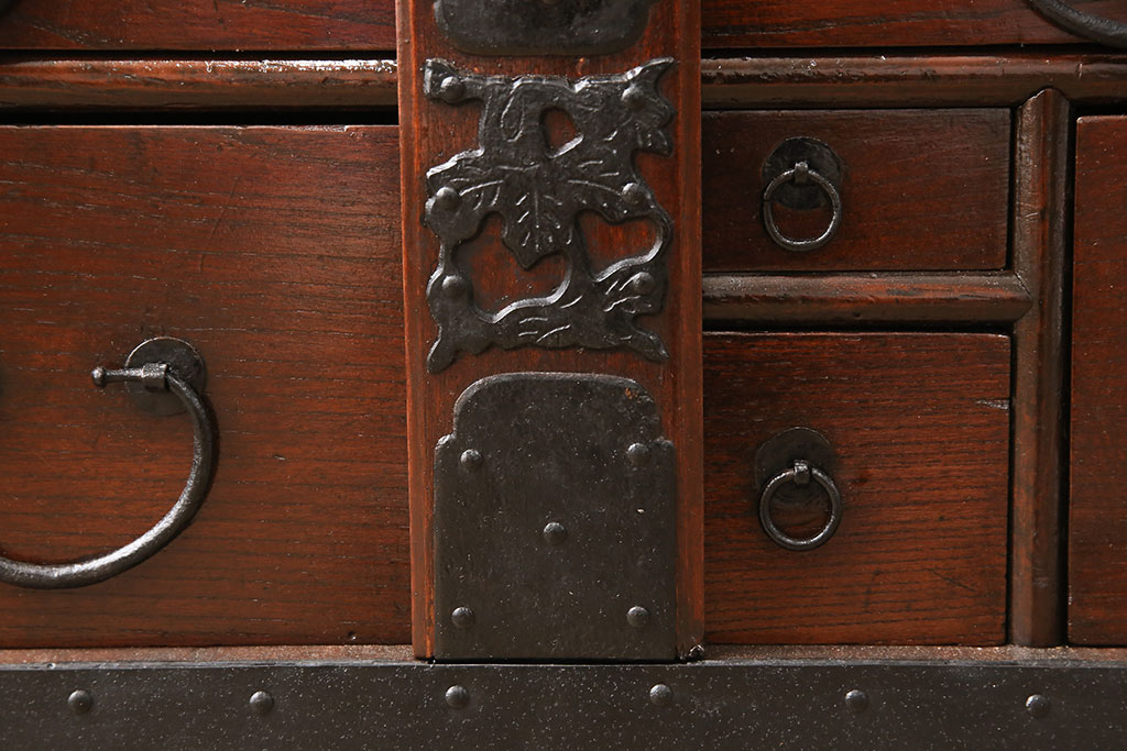 和製アンティーク　総ケヤキ材　深みのある色合いと細やかな金具が魅力的な佐渡船箪笥(小箪笥、引き出し、小物収納)(R-053754)