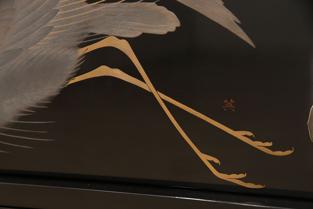 中古　美品　民芸家具　輪島塗り　繊細な色づかいで描かれた二羽の鳥が美しい飾り棚(茶棚、収納棚、引き出し)(R-052674)