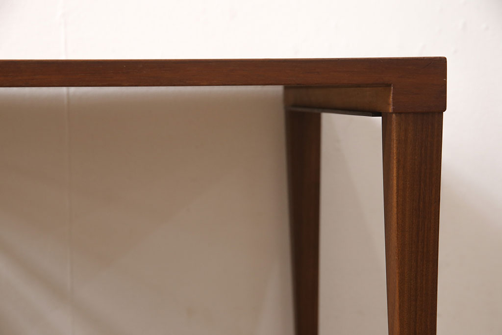 ヴィンテージ家具　北欧家具　北欧ビンテージ　チーク材　ナチュラルモダンな空間を演出する格納式ネストテーブル(サイドテーブル、カフェテーブル)(R-050613)