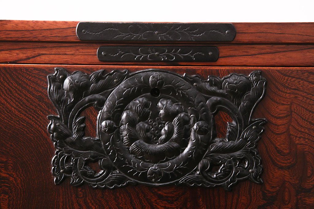 中古　民芸家具　岩谷堂箪笥　黒々とした牡丹金具が上質な雰囲気を高める衣装箪笥(整理箪笥、和タンス、引き出し、チェスト)(R-048831)