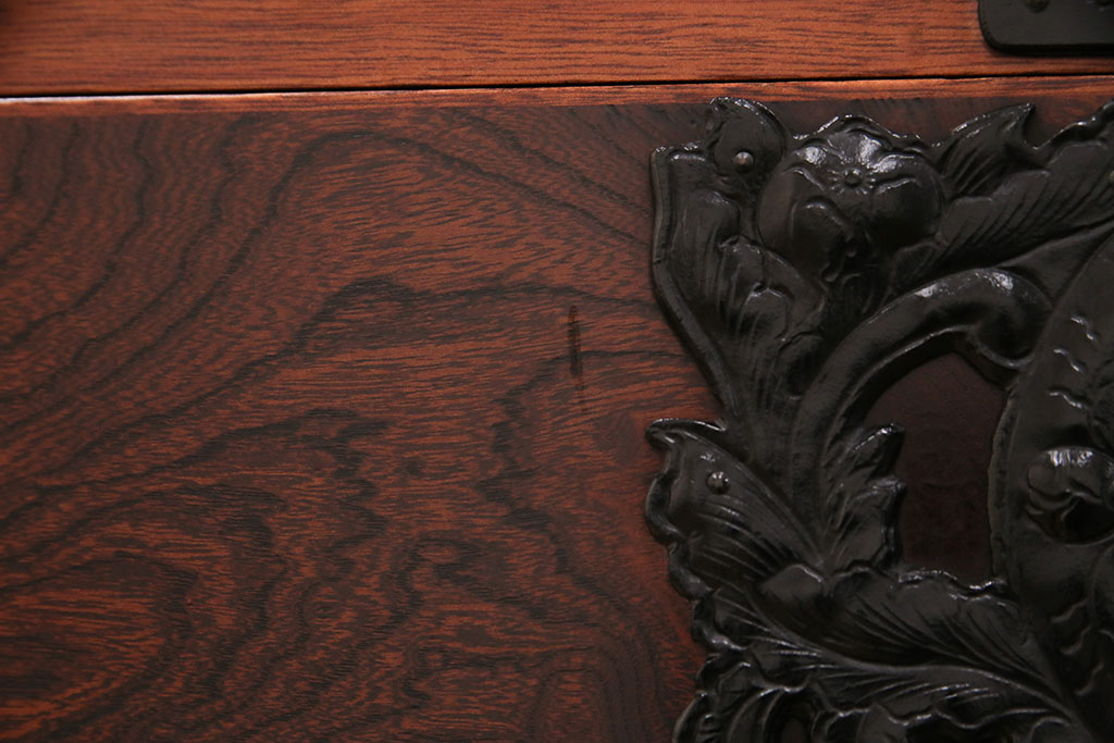 中古　民芸家具　岩谷堂箪笥　黒々とした牡丹金具が上質な雰囲気を高める衣装箪笥(整理箪笥、和タンス、引き出し、チェスト)(R-048831)