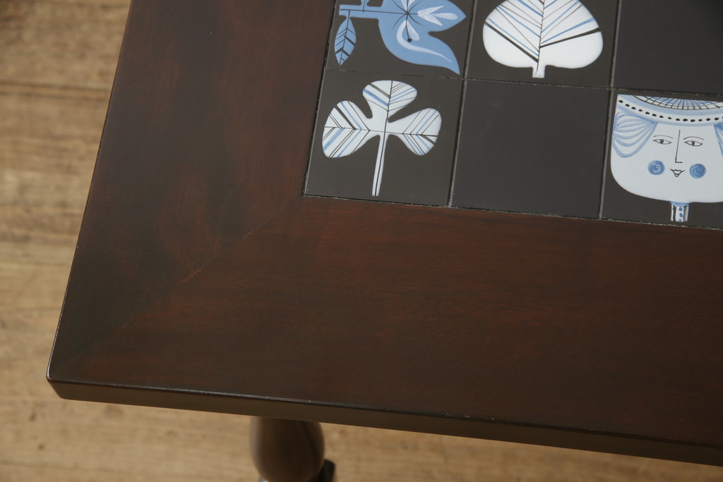 中古　美品　松本民芸家具　特注　ユニークな絵柄のタイルがかわいらしいタイルトップダイニングテーブル(2人掛け、作業台)(R-054401)