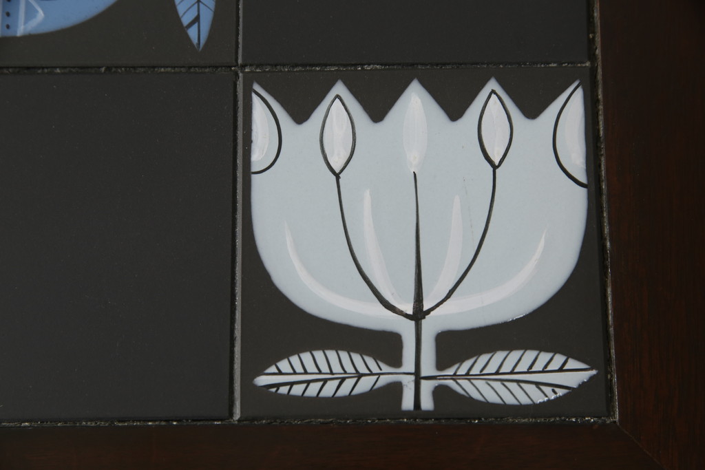 中古　美品　松本民芸家具　特注　ユニークな絵柄のタイルがかわいらしいタイルトップダイニングテーブル(2人掛け、作業台)(R-054401)