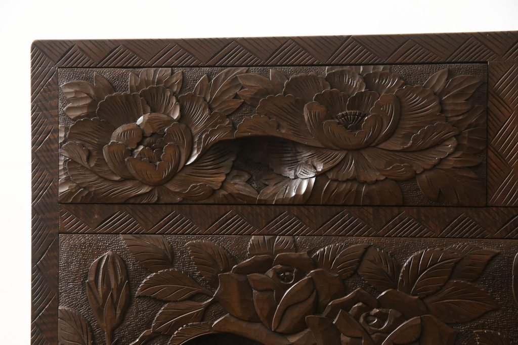 中古　美品　好一作　隅々まで施された彫刻が目を引く日光彫りチェスト(引き出し、衣装タンス、収納箪笥)(R-057638)