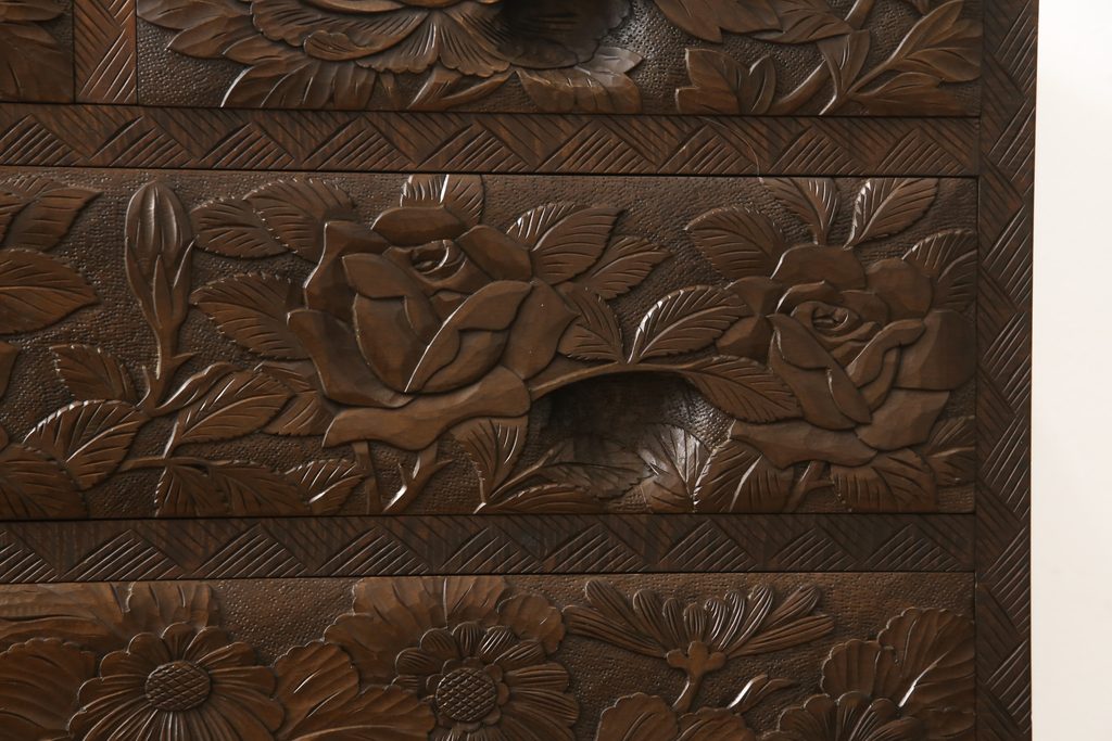 中古　美品　好一作　隅々まで施された彫刻が目を引く日光彫りチェスト(引き出し、衣装タンス、収納箪笥)(R-057638)
