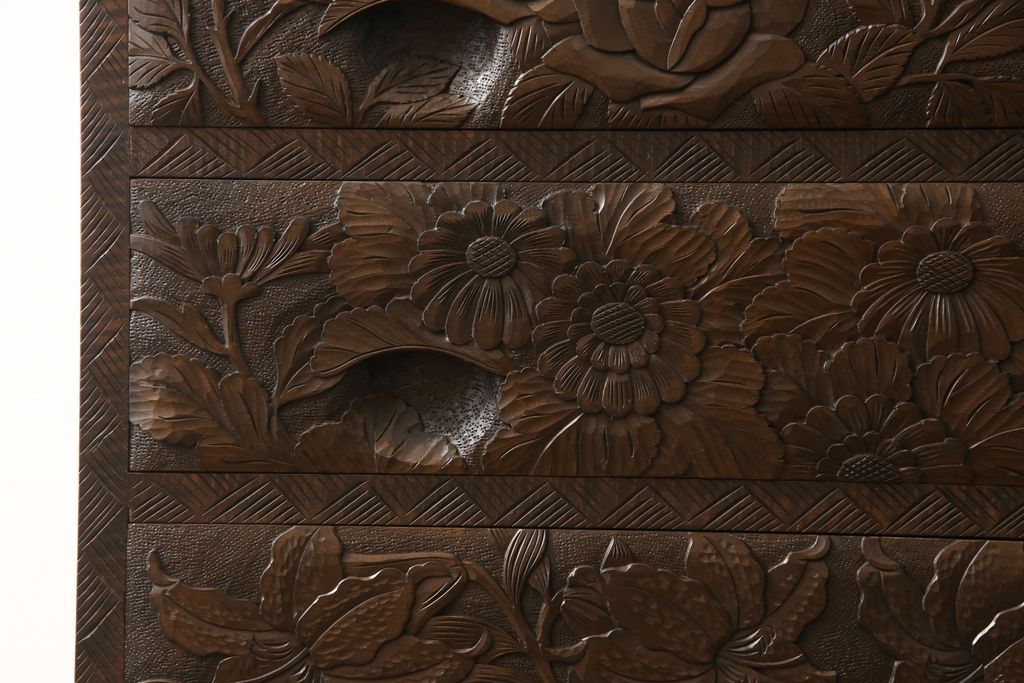 中古　美品　好一作　隅々まで施された彫刻が目を引く日光彫りチェスト(引き出し、衣装タンス、収納箪笥)(R-057638)