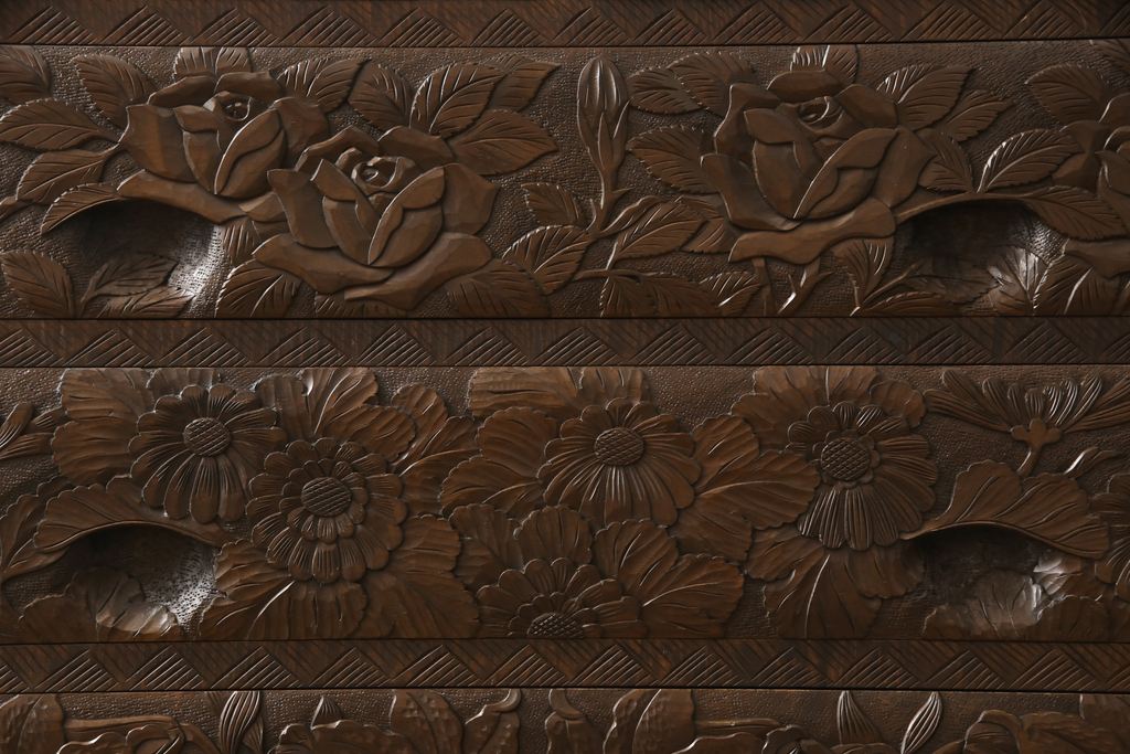 中古　美品　好一作　隅々まで施された彫刻が目を引く日光彫りチェスト(引き出し、衣装タンス、収納箪笥)(R-057638)