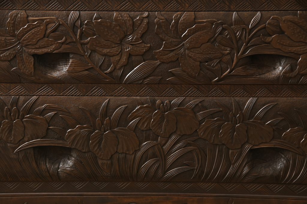 中古　美品　好一作　隅々まで施された彫刻が目を引く日光彫りチェスト(引き出し、衣装タンス、収納箪笥)(R-057638)