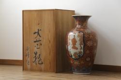 秀峰作　有田焼　色絵　大花瓶　高さ75cm　鮮やかな色彩の豪華な花瓶(陶器、金彩、花唐草、美人図、梅、桜、牡丹、フラワーベース、壺、つぼ、花器、花入れ、共箱付き)(R-077364)