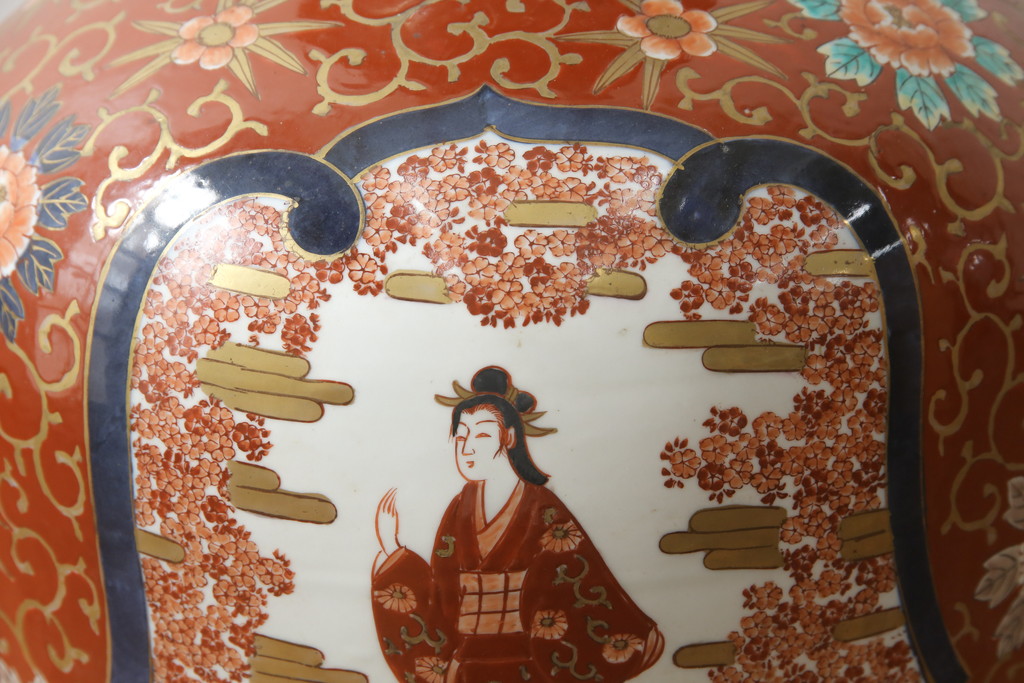 秀峰作　有田焼　色絵　大花瓶　高さ75cm　鮮やかな色彩の豪華な花瓶(陶器、金彩、花唐草、美人図、梅、桜、牡丹、フラワーベース、壺、つぼ、花器、花入れ、共箱付き)(R-077364)