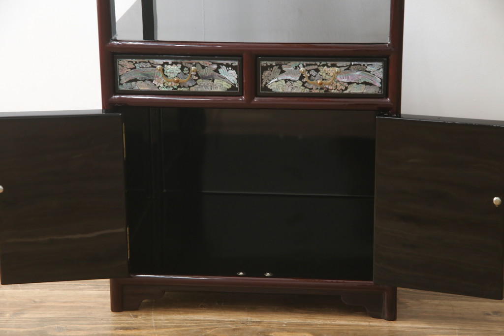 中古　韓国民芸家具　繊細な螺鈿(ラデン)細工が美しい飾り棚(収納棚、戸棚、店舗什器)(R-076027)