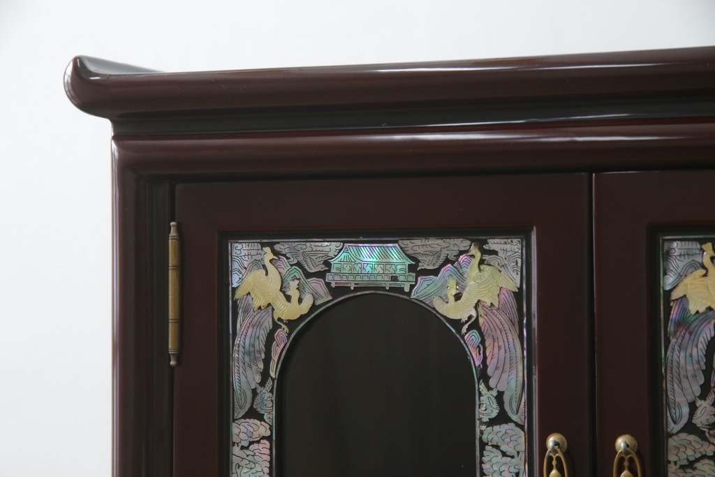 中古　韓国民芸家具　繊細な螺鈿(ラデン)細工が美しい飾り棚(収納棚、戸棚、店舗什器)(R-076027)