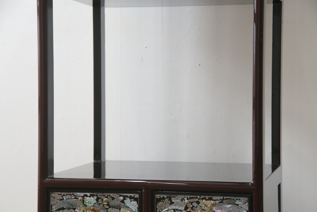 中古　韓国民芸家具　繊細な螺鈿(ラデン)細工が美しい飾り棚(収納棚、戸棚、店舗什器)(R-076027)