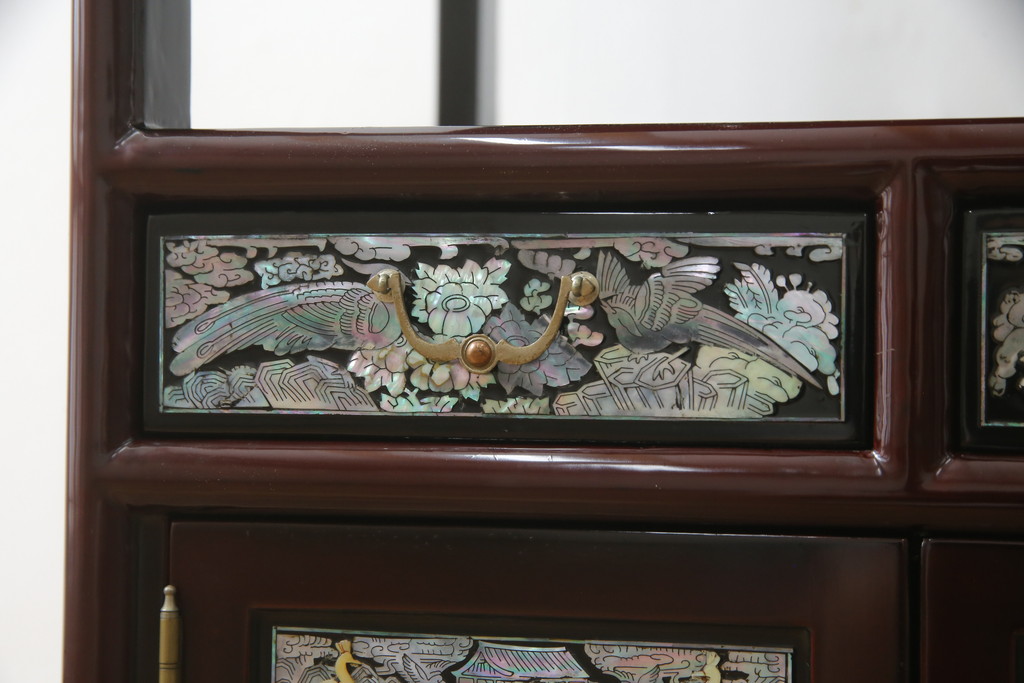 中古　韓国民芸家具　繊細な螺鈿(ラデン)細工が美しい飾り棚(収納棚、戸棚、店舗什器)(R-076027)