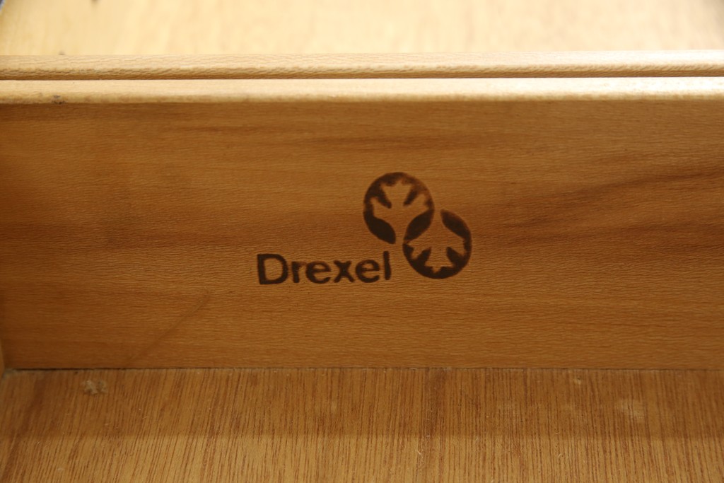 中古　美品　DREXEL HERITAGE(ドレクセルヘリテイジ)　シックな色合いがクラシカルな雰囲気を醸し出す縦型チェスト(ランジェリーチェスト、引き出し)(R-059065)