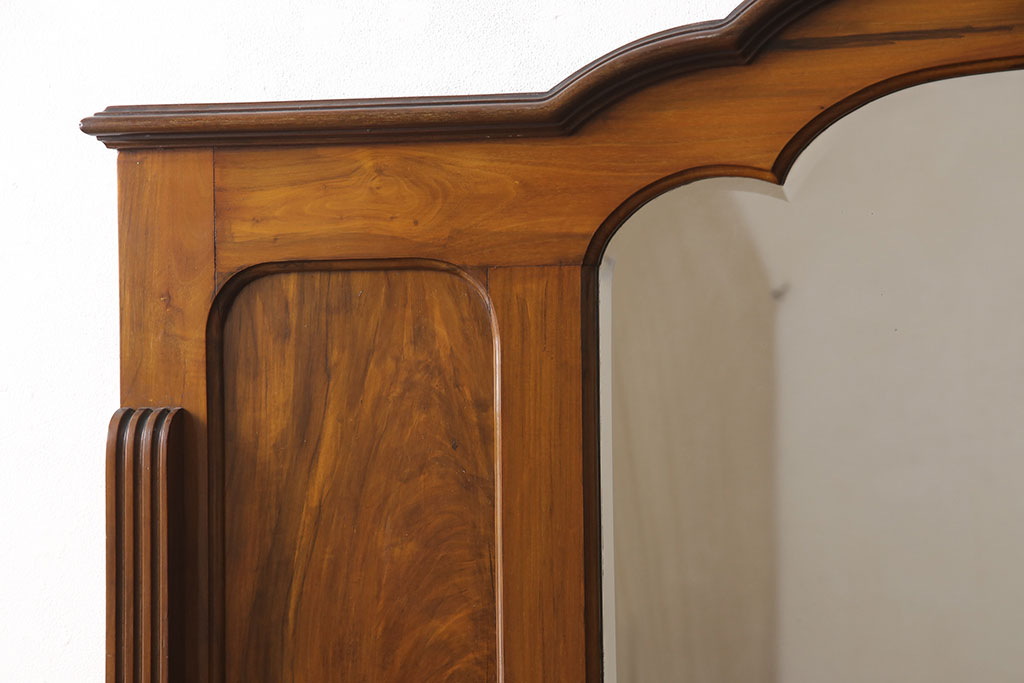 イギリスアンティーク　ウォールナット　上手物　品のある佇まいが美しいミラーバックサイドボード(戸棚、収納棚、キャビネット)(R-053799)