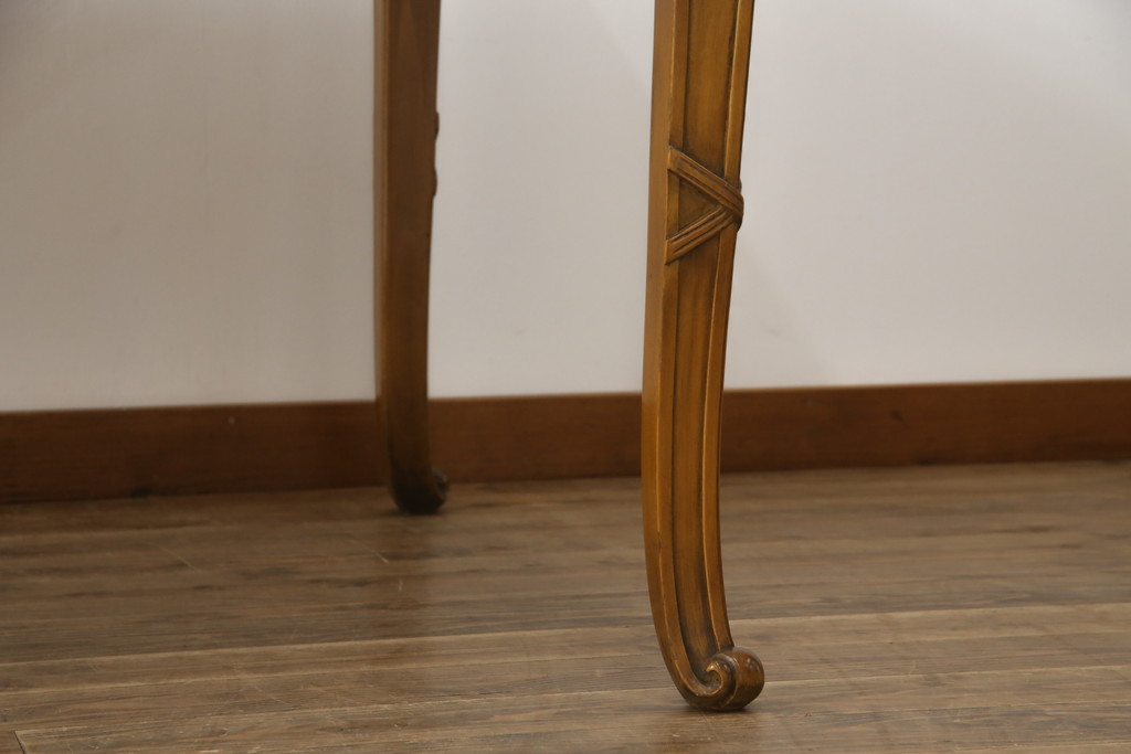 中古　イタリア高級家具　メデア(Medea)　天板の美しい木目と脚のデザインが目を惹くダイニングテーブル(食卓、4人掛け、6人掛け)(定価100万円以上)(R-075391)