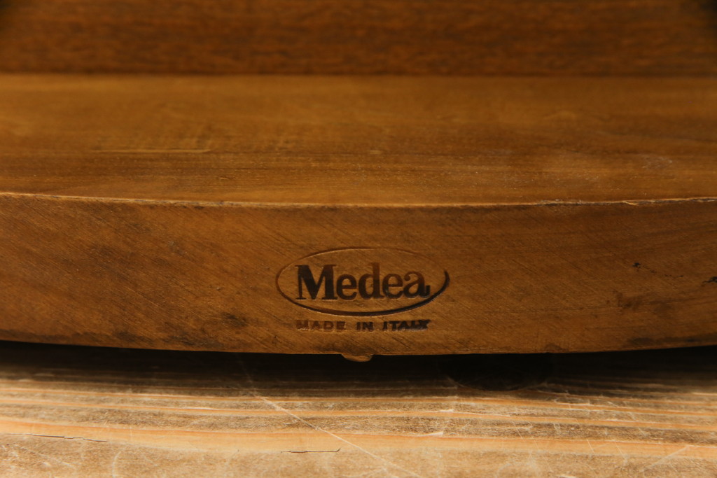中古　イタリア高級家具　メデア(Medea)　天板の美しい木目と脚のデザインが目を惹くダイニングテーブル(食卓、4人掛け、6人掛け)(定価100万円以上)(R-075391)
