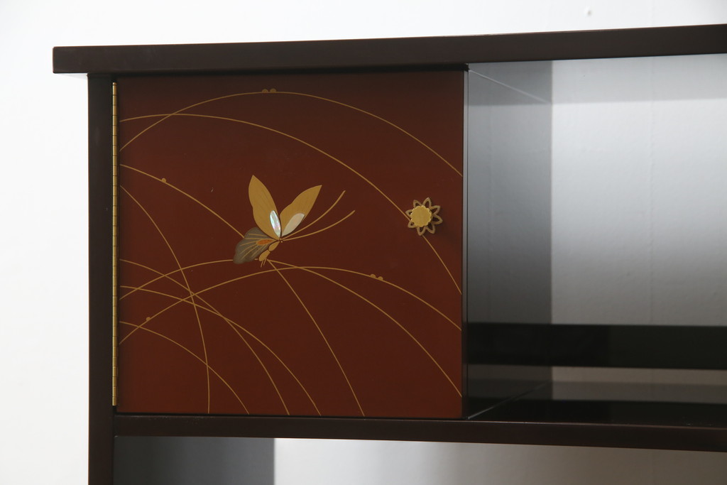 中古　展示未使用品　超美品!!　上原大佳　蒔絵師　漆塗り　蝶々の図柄が優雅な印象の茶棚(サイドボード、飾り棚、収納棚、戸棚、違い棚、手許箪笥)(定価約93万円)(R-066529)