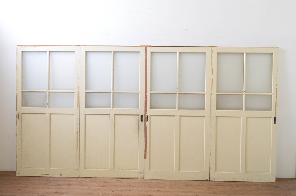 アンティーク建具　ペイント仕上げ限定　レトロな空間づくりにおすすめな古い学校の引き戸4枚セット(ガラス戸)(R-068698)