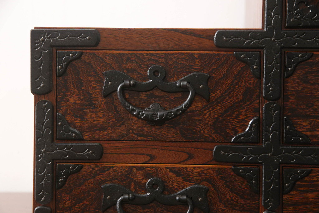 中古　美品　岩谷堂箪笥　黒々とした金具が存在感を放つ階段箪笥(和タンス、収納箪笥、引き出し)(R-065902)