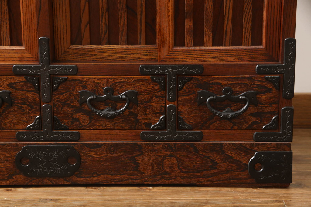 中古　美品　岩谷堂箪笥　黒々とした金具が存在感を放つ階段箪笥(和タンス、収納箪笥、引き出し)(R-065902)