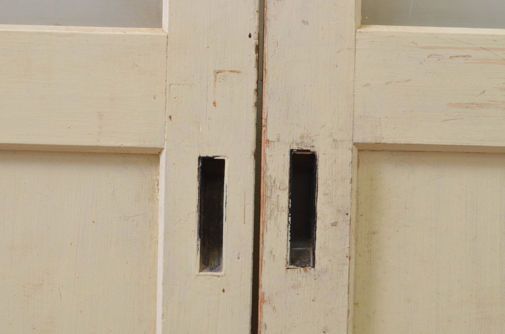 アンティーク建具　ペイント仕上げ限定　レトロな空間づくりにおすすめな古い学校の引き戸2枚セット(ガラス戸)(R-068700)