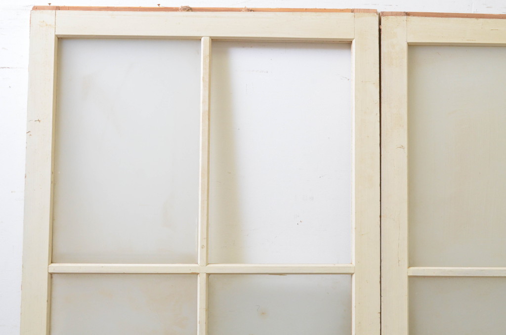 アンティーク建具　ペイント仕上げ限定　レトロな空間づくりにおすすめな古い学校の引き戸2枚セット(ガラス戸)(R-068700)